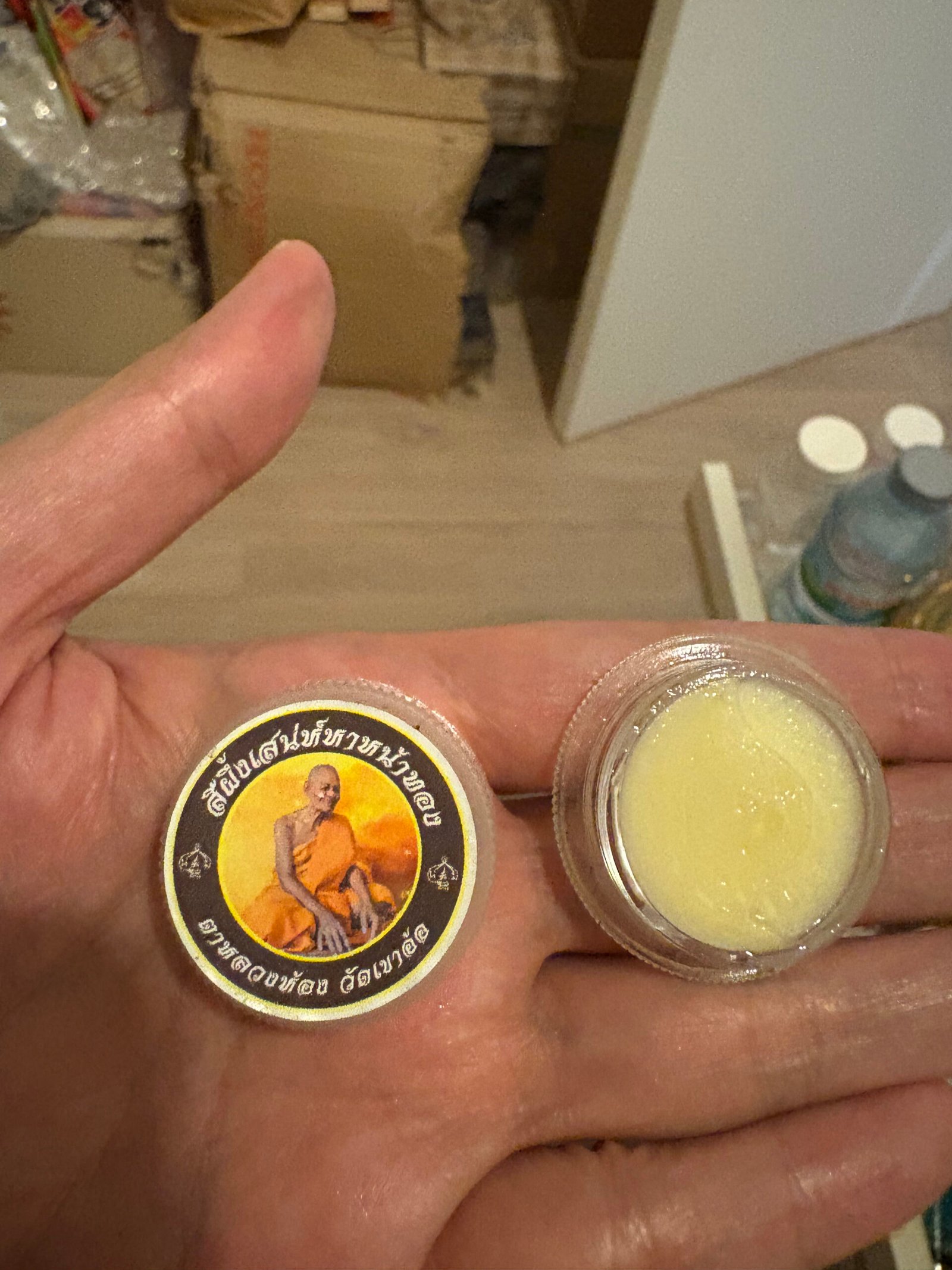 สีผึ้งเสน่ห์มหานะหน้าทอง – หลวงพ่อทอง วัดเขาห้าโค้ง (พุทธคุณเมตตาชั้นสูง)